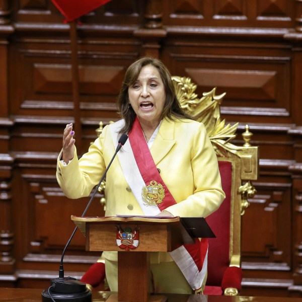Dina Boluarte enfrenta controversia por sobornos en Perú