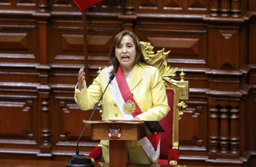 Dina Boluarte enfrenta controversia por sobornos en Perú